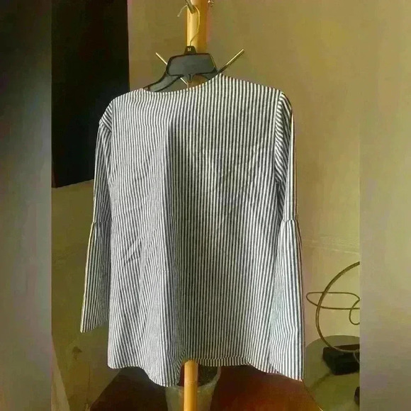 Micheal kors Women’s stripped top size xl - Picture 3 of 4